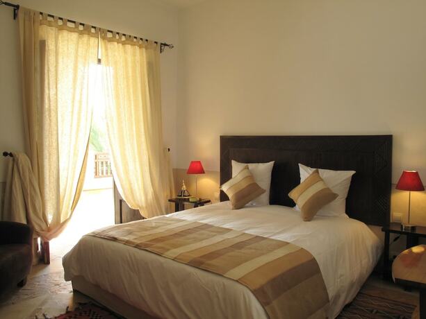 Imagen de la habitación del Hotel Villa Le Perroquet Bleu. Foto 16