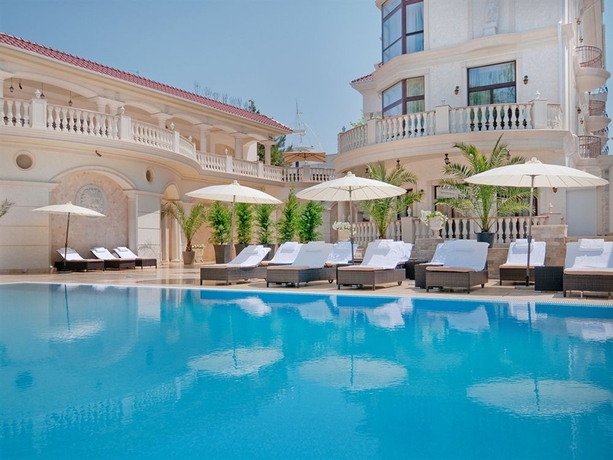 Imagen de la piscina del Hotel Villa Le Premier Maestro. Foto 15