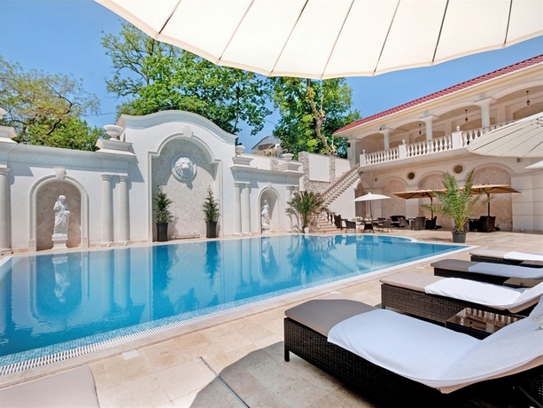 Imagen de la piscina del Hotel Villa Le Premier Maestro. Foto 16