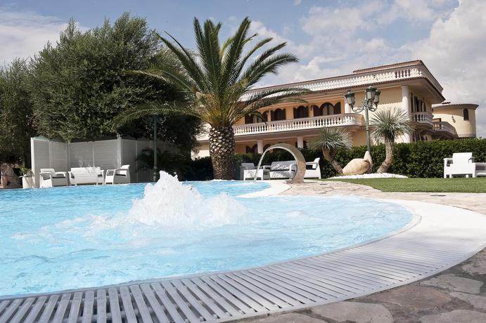 Imagen de la piscina del Hotel Villa Le Zagare Relais & SPA. Foto 9