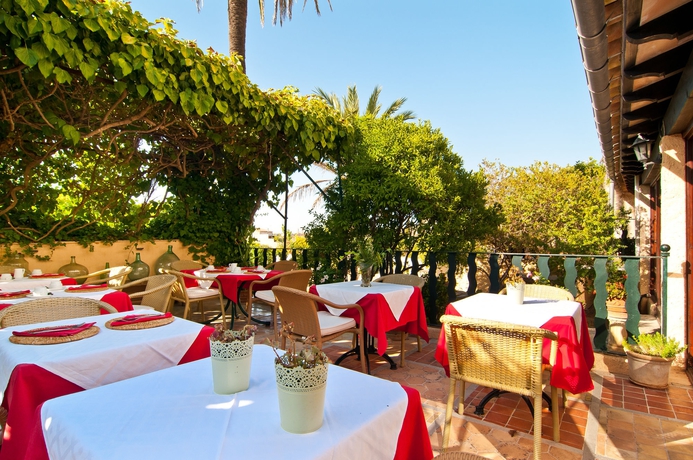 Imagen del bar/restaurante del Hotel Villa Leon De Sineu. Foto 2