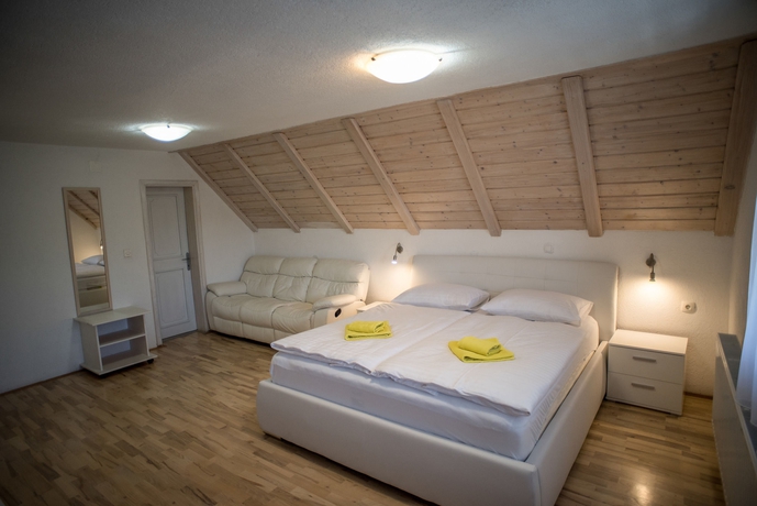 Imagen de la habitación del Hotel Villa Lika. Foto 4