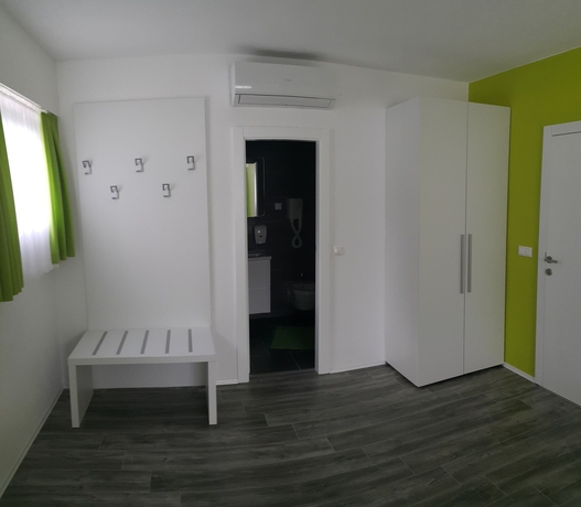 Imagen de la habitación del Hotel Villa Lika. Foto 11