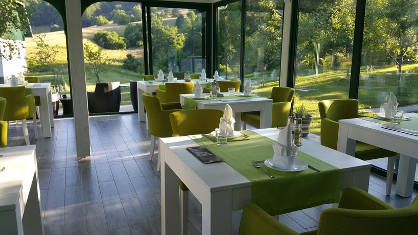 Imagen del bar/restaurante del Hotel Villa Lika. Foto 2