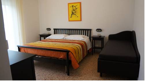 Imagen de la habitación del Hotel Villa Liliana. Foto 10