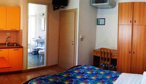 Imagen de la habitación del Hotel Villa Liliana. Foto 14
