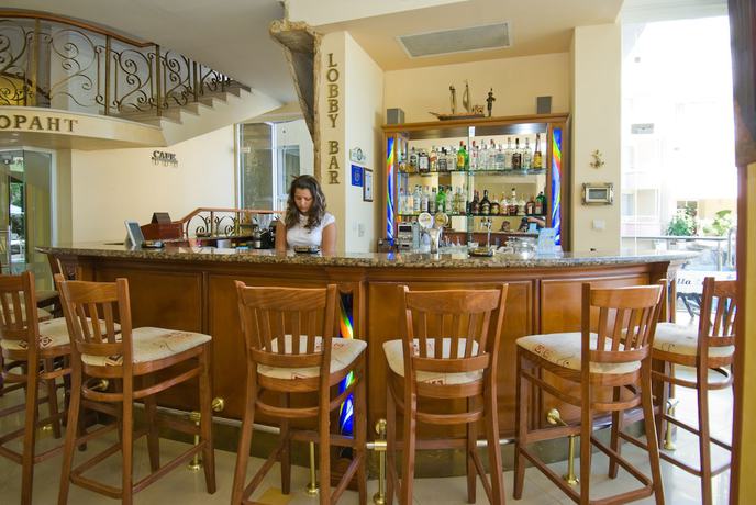 Imagen del bar/restaurante del Hotel Villa List. Foto 2