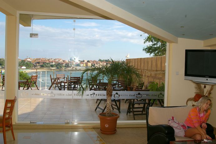 Imagen del bar/restaurante del Hotel Villa List. Foto 3