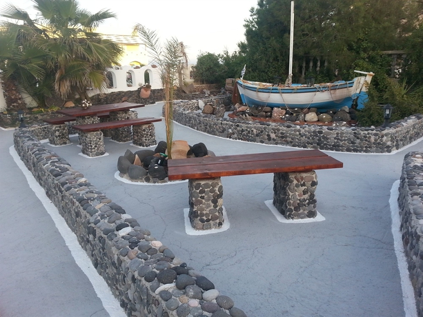 Imagen de los exteriores del Hotel Villa Livadaros. Foto 9