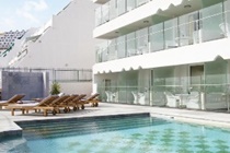 Imagen de la piscina del Hotel Villa Magna. Foto 10