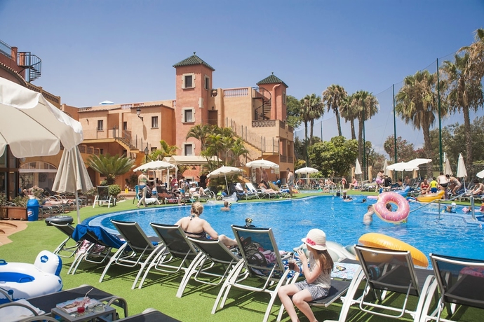 Imagen de la piscina del Hotel Villa Mandi Golf Resort. Foto 17