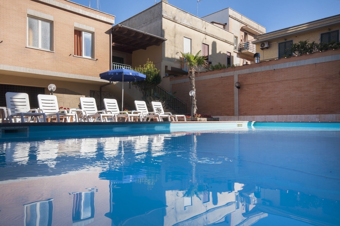 Imagen de la piscina del Hotel Villa Margherita, Ladispoli. Foto 15