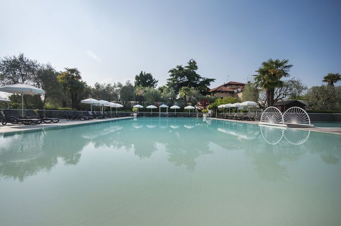 Imagen de la piscina del Hotel Villa Maria, Desenzano del Garda. Foto 9