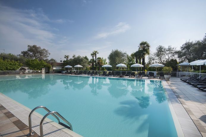 Imagen de la piscina del Hotel Villa Maria, Desenzano del Garda. Foto 10