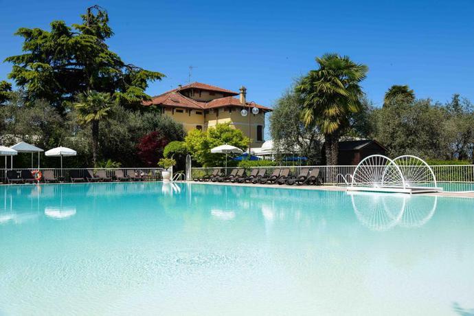 Imagen de la piscina del Hotel Villa Maria, Desenzano del Garda. Foto 11