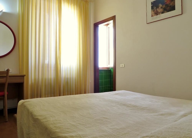 Imagen de la habitación del Hotel Villa Marina, La Maddalena. Foto 14