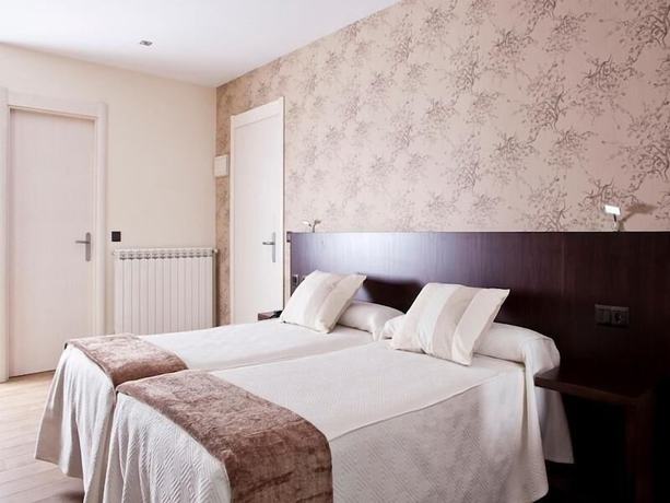 Imagen de la habitación del Hotel Villa Marrón. Foto 8