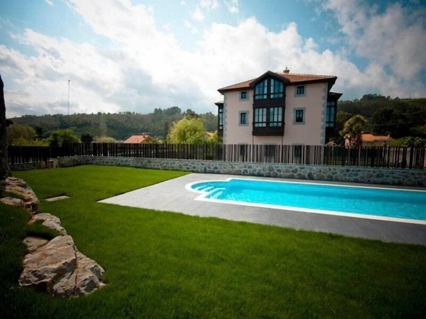 Imagen de la piscina del Hotel Villa Marrón. Foto 17