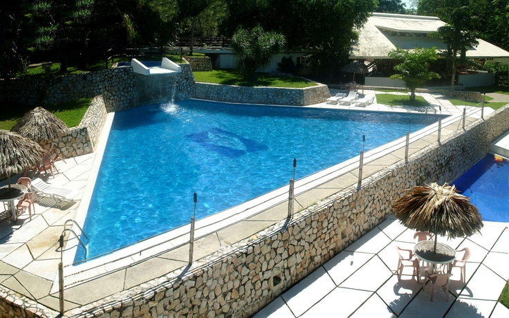 Imagen de la piscina del Hotel Villa Maya, Flores. Foto 6
