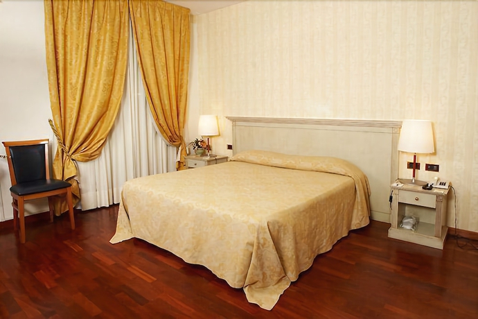 Imagen de la habitación del Hotel Villa Medici. Foto 6