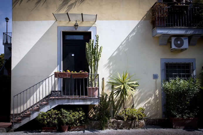 Imagen de los exteriores del Hotel Villa Medici, N&aacute;poles. Foto 13