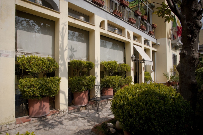 Imagen de los exteriores del Hotel Villa Medici, N&aacute;poles. Foto 14