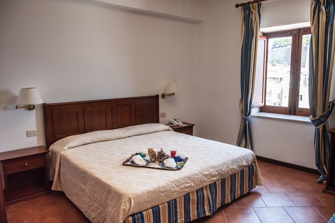 Imagen de la habitación del Hotel Villa Meligunis. Foto 4