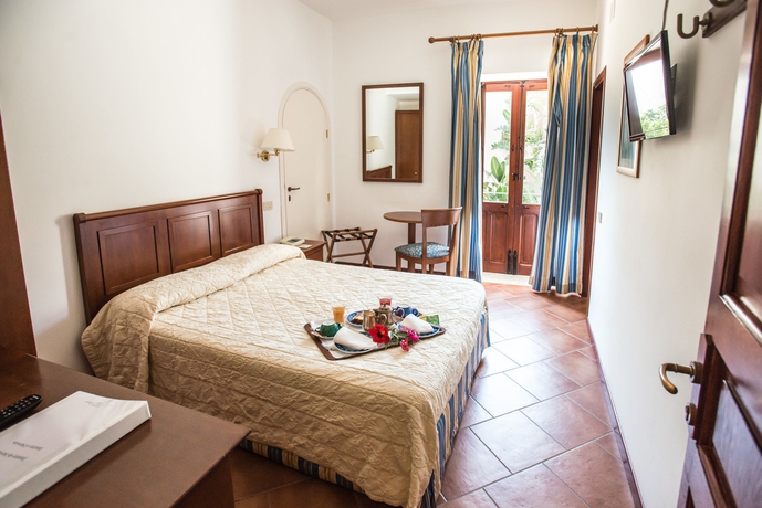 Imagen de la habitación del Hotel Villa Meligunis. Foto 8