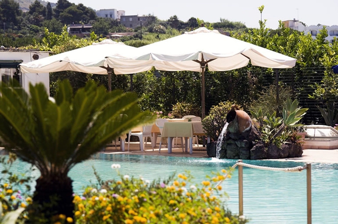 Imagen de la piscina del Hotel Villa Melodie. Foto 14