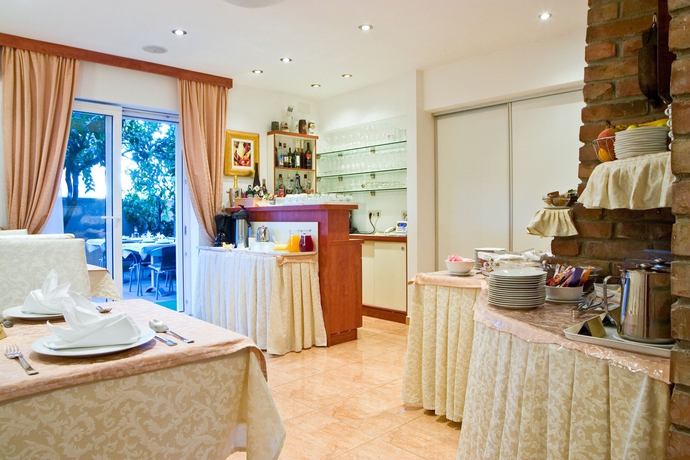 Imagen del bar/restaurante del Hotel Villa Midea. Foto 5