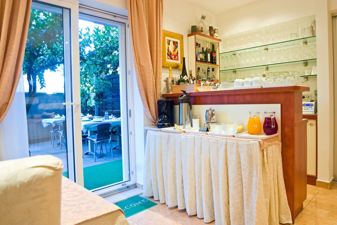 Imagen del bar/restaurante del Hotel Villa Midea. Foto 7