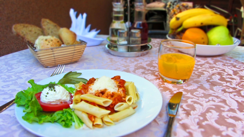 Imagen del bar/restaurante del Hotel Villa Midea. Foto 10