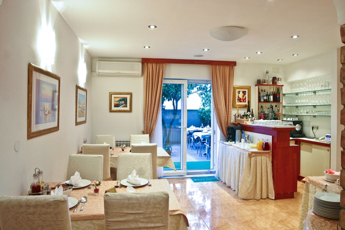 Imagen del bar/restaurante del Hotel Villa Midea. Foto 13