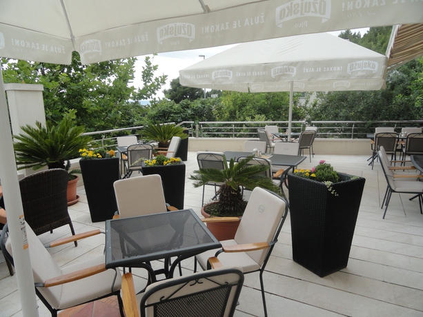 Imagen de los exteriores del Hotel Villa Mila. Foto 16