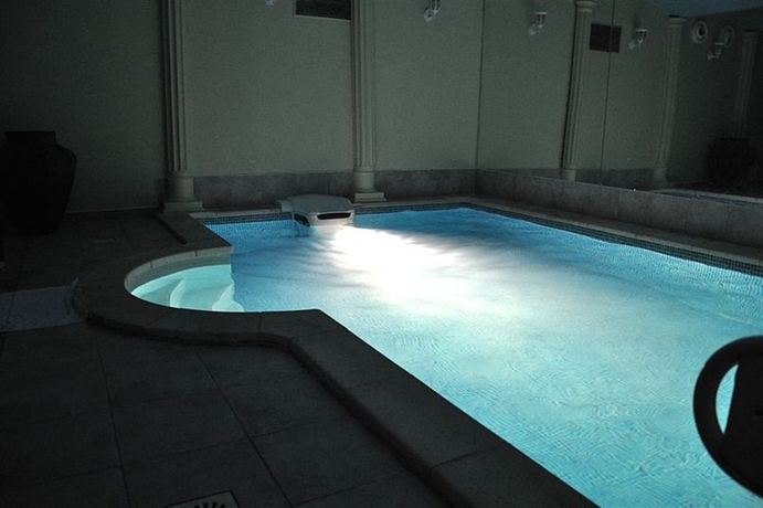 Imagen de la piscina del Hotel Villa Milada. Foto 12