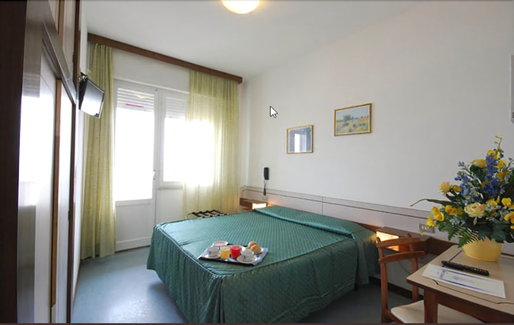 Imagen de la habitación del Hotel Villa Mirella. Foto 13