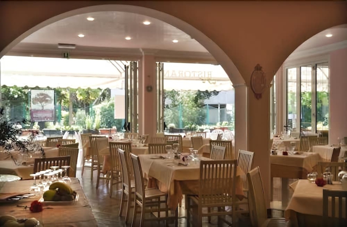 Imagen del bar/restaurante del Hotel Villa Mirella. Foto 4