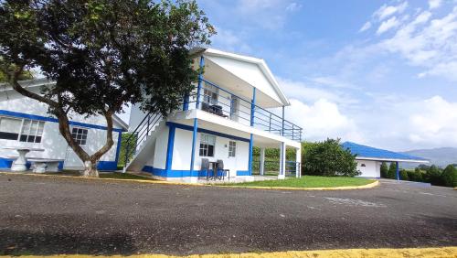 Imagen de los exteriores del Hotel Villa M&oacute;naco, Combia. Foto 10