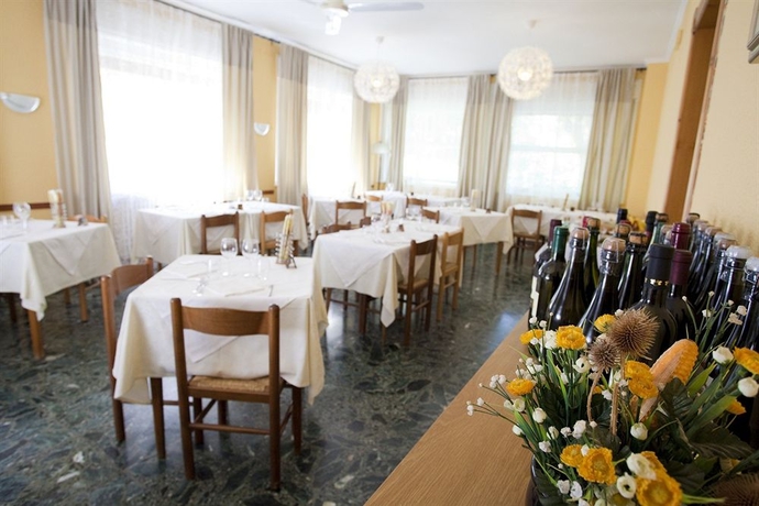 Imagen del bar/restaurante del Hotel Villa Moderna. Foto 6