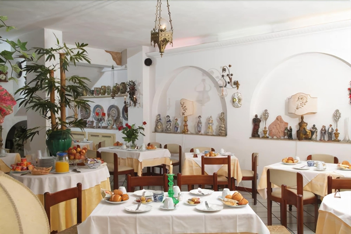 Imagen del bar/restaurante del Hotel Villa Mora. Foto 7