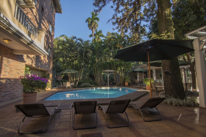 Imagen de la piscina del Hotel Villa Morra Suites. Foto 16