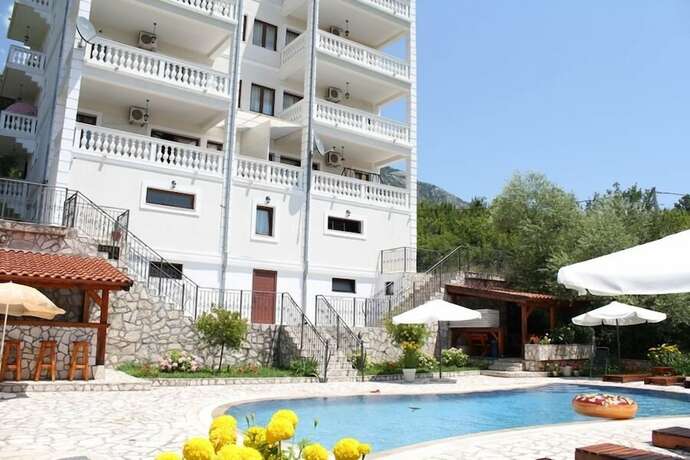 Imagen general del Hotel Villa Oasis with swimming pool. Foto 14