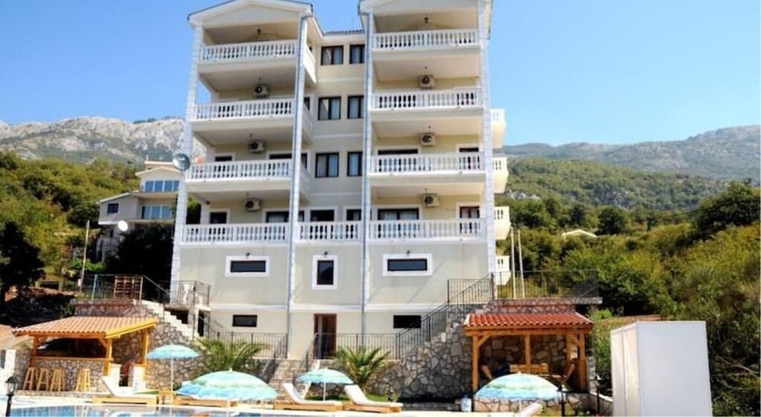 Imagen general del Hotel Villa Oasis with swimming pool. Foto 15