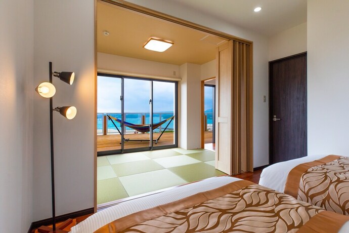 Imagen de la habitación del Hotel Villa Ocean Bridge Kourijima. Foto 26