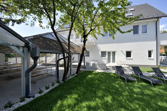 Imagen de los exteriores del Hotel Villa Oliver 1 Siófok. Foto 11