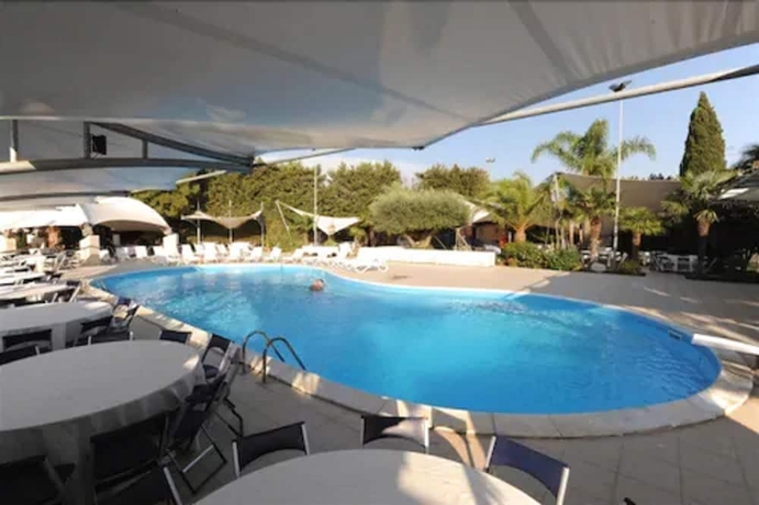 Imagen de la piscina del Hotel Villa Orchidea, Vittoria. Foto 17