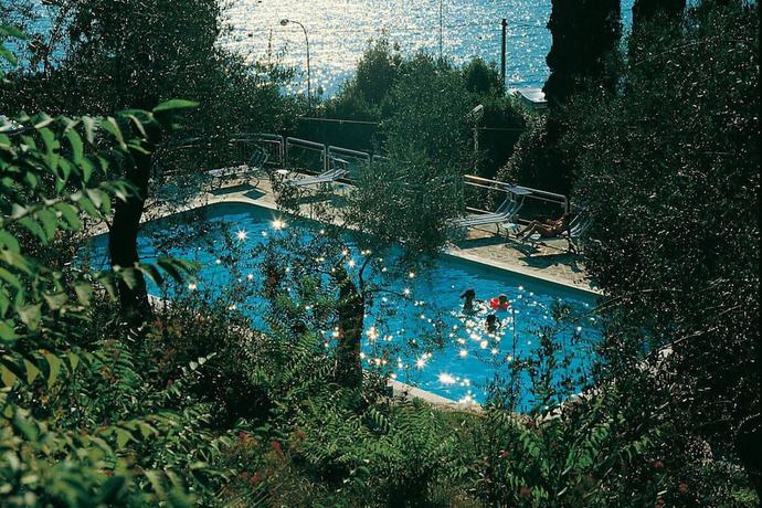 Imagen de la piscina del Hotel Villa Orizzonte, Cassone. Foto 13