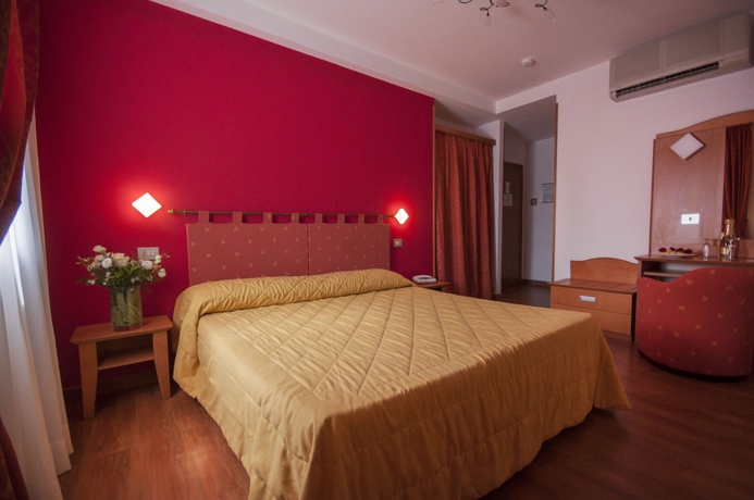 Imagen de la habitación del Hotel Villa Paradiso, Passignano Sul Trasimeno. Foto 5