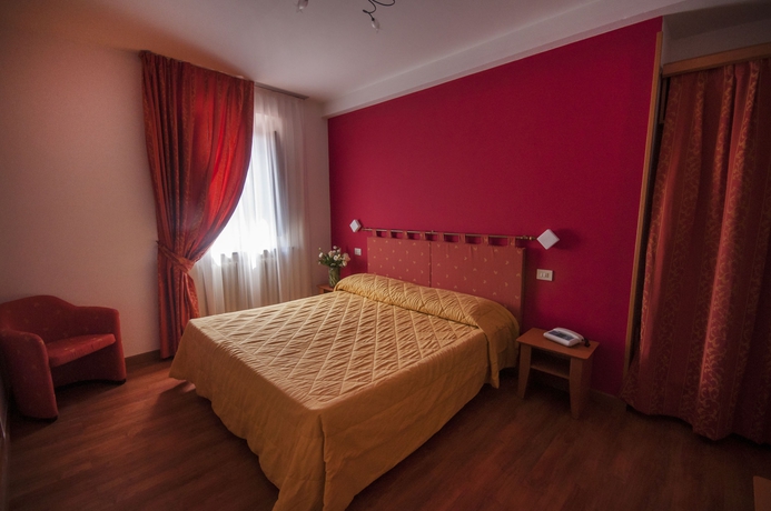 Imagen de la habitación del Hotel Villa Paradiso, Passignano Sul Trasimeno. Foto 6