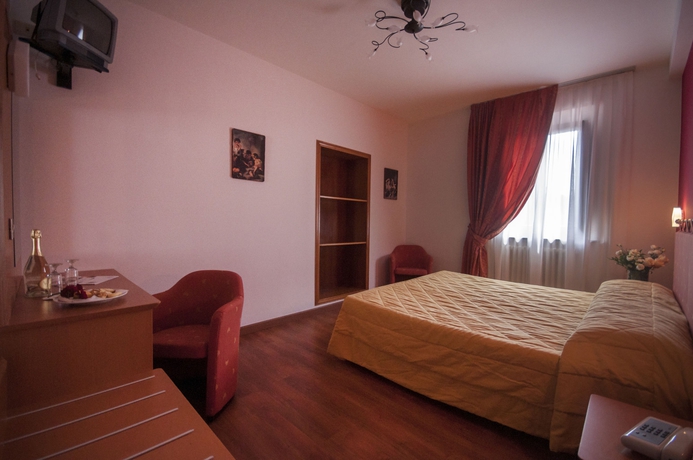 Imagen de la habitación del Hotel Villa Paradiso, Passignano Sul Trasimeno. Foto 7